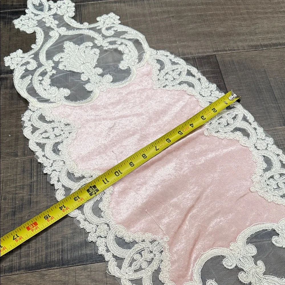 NWOT VINTAGE VICTORIAN Style Elegant Pink and White Lace Table Runner